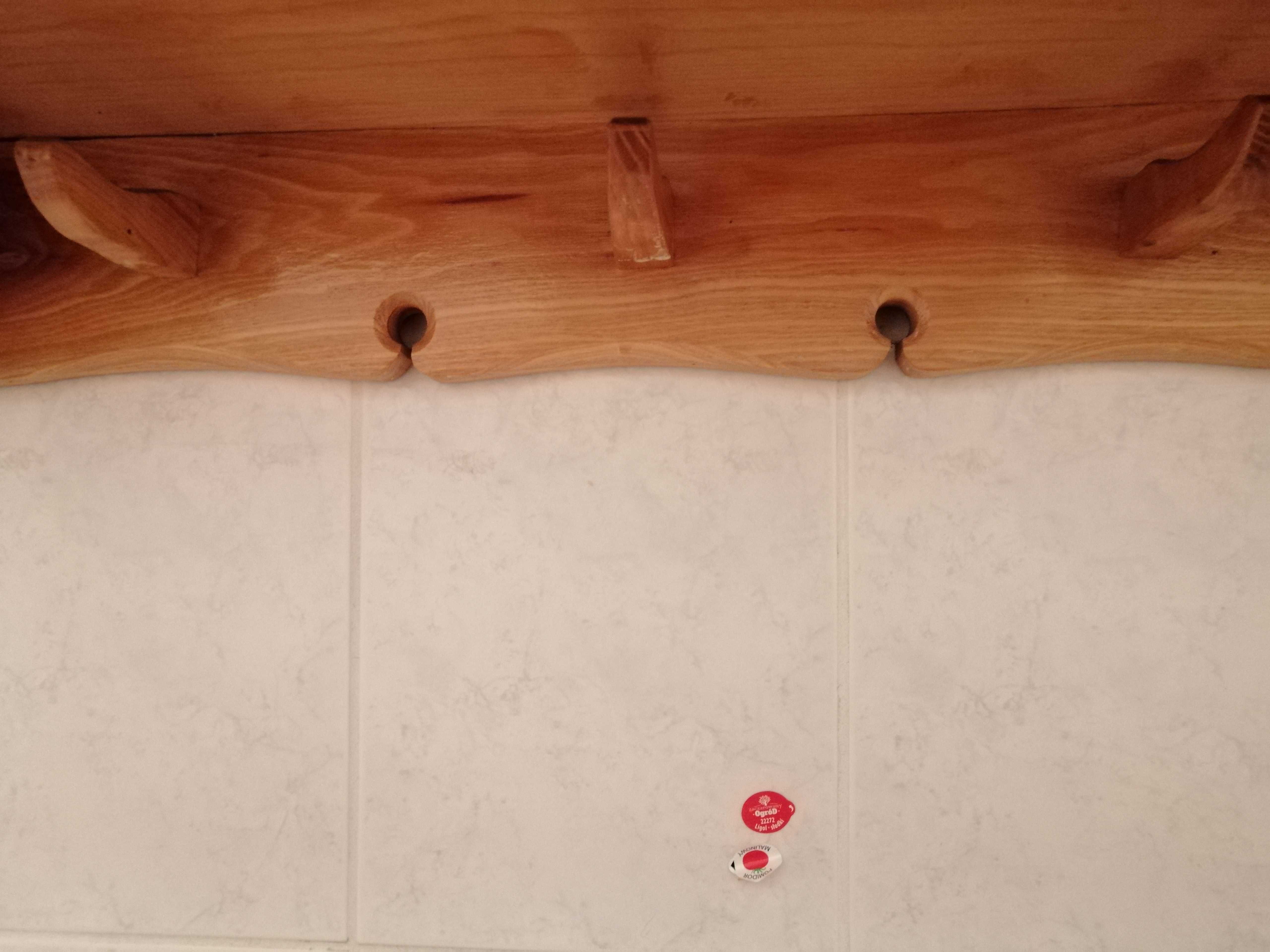 Komoda i półka wisząca z litego drewna Rzut Toruń