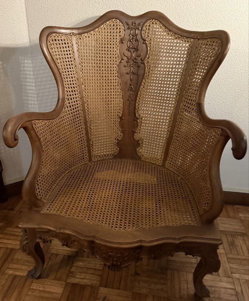 Cadeirão em palhinha.