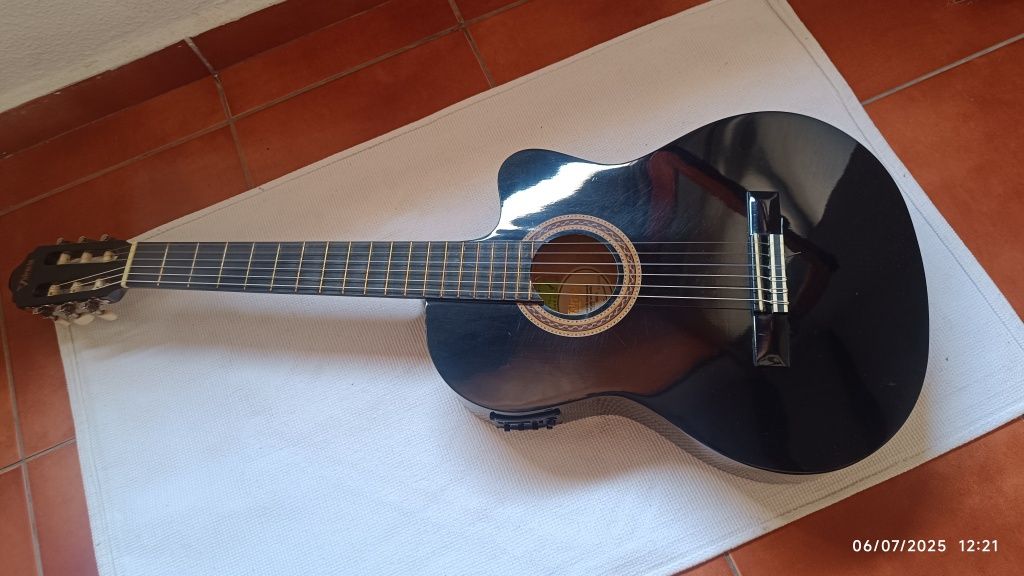 Violão elétrico.