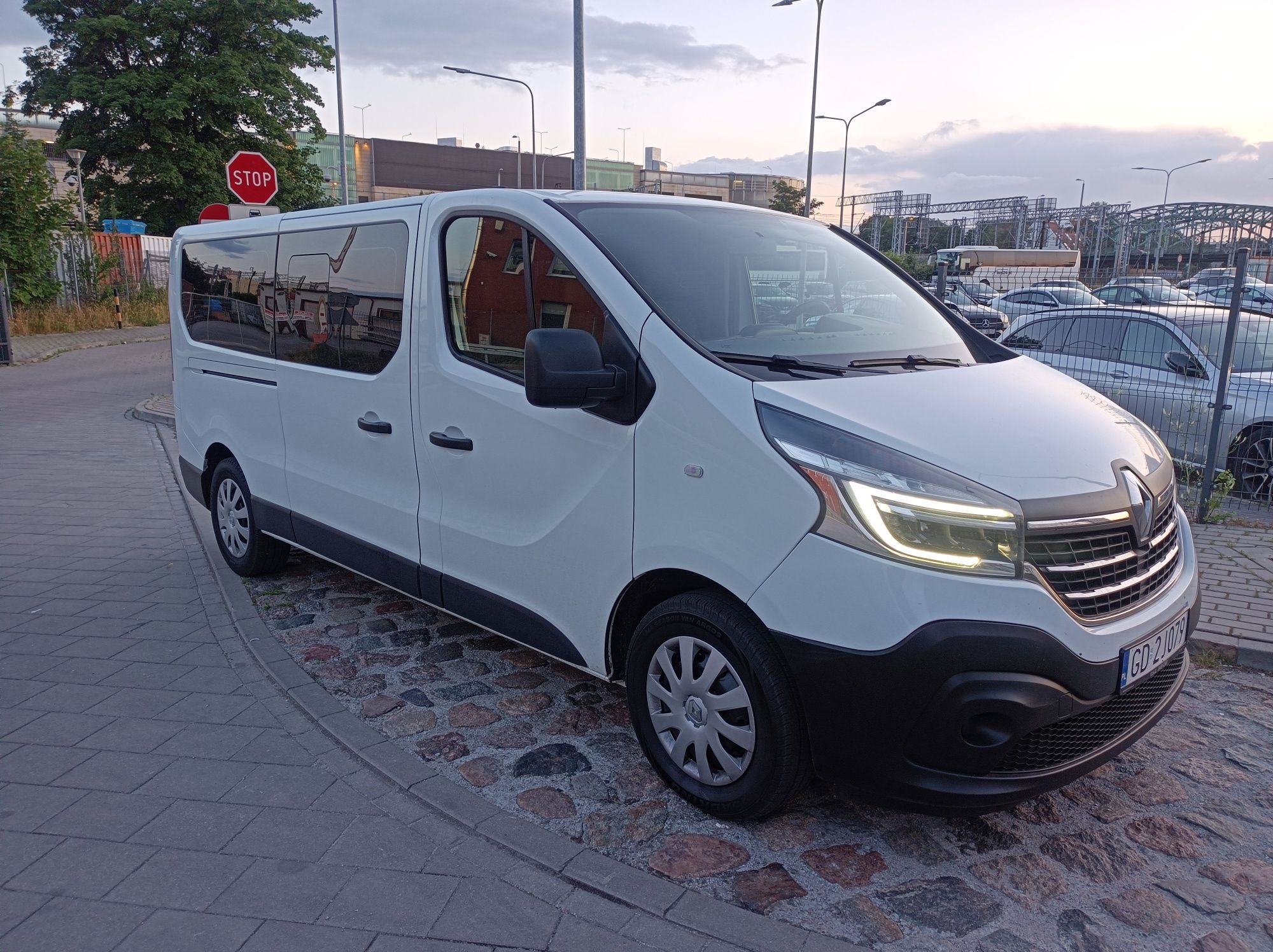 Wynajem Bus 9 osobowy Renault Trafic