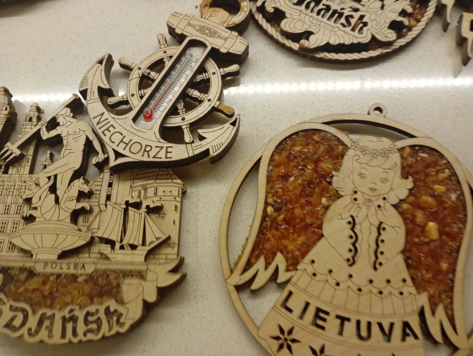 Różne magnesy na lodówkę