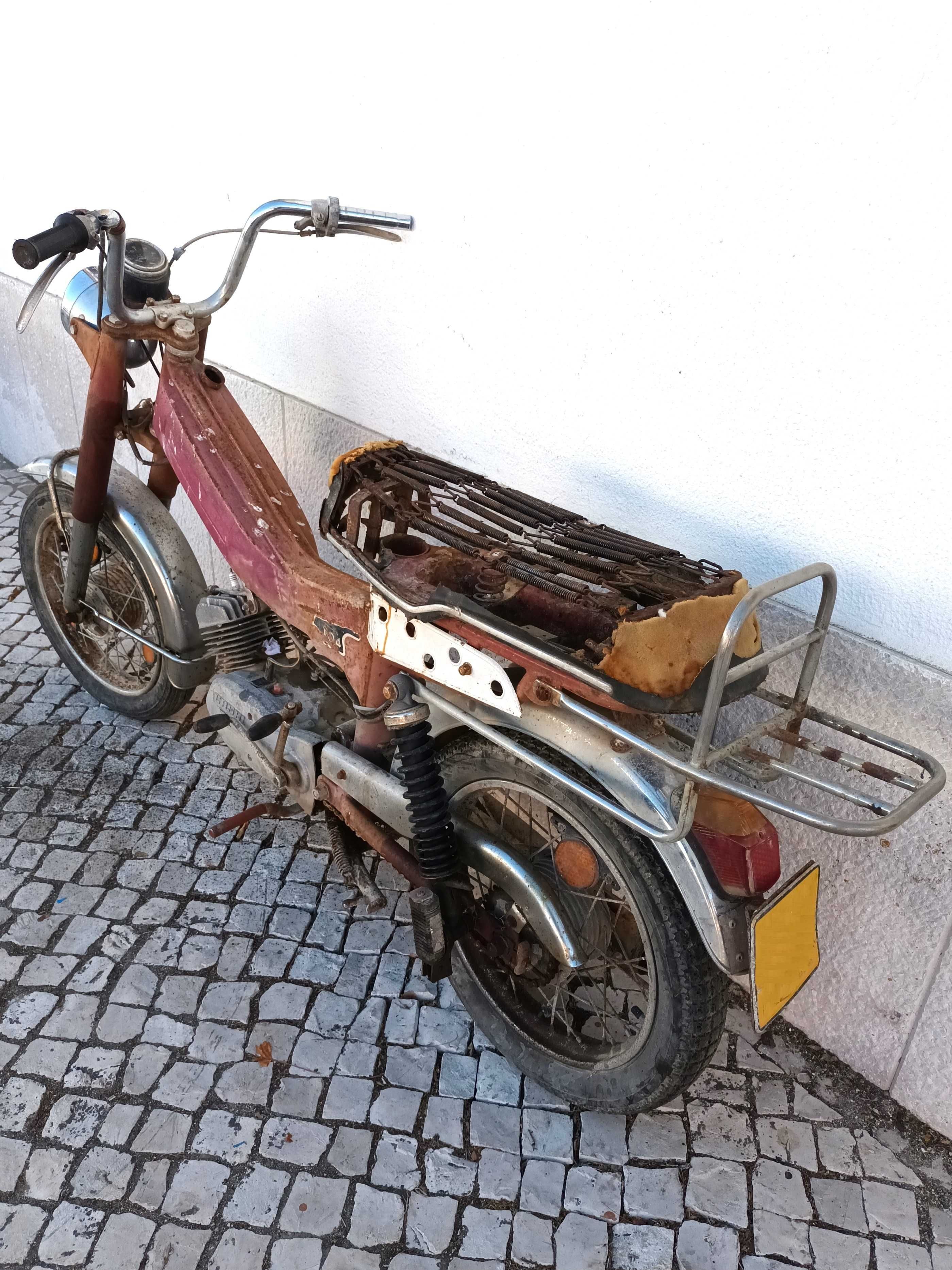 Confersil Dina 104 de 1981 com livrete camarário
