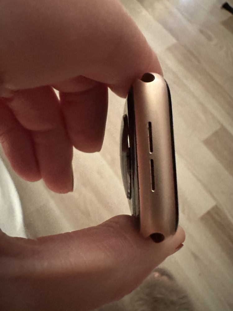 Apple watch Series 4 44mm bardzo dobry stan , ladowarka .