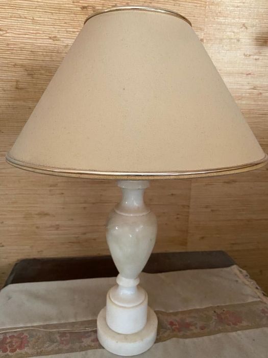 Dois candeeiros de mesa de cabeceira com pé em mármore branco