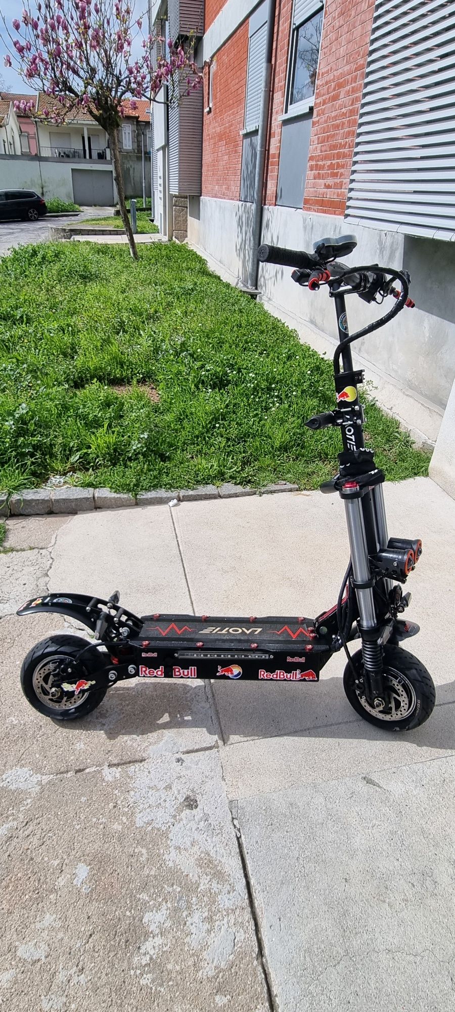 Vendo trotinete laotie t30 com muitos extras.