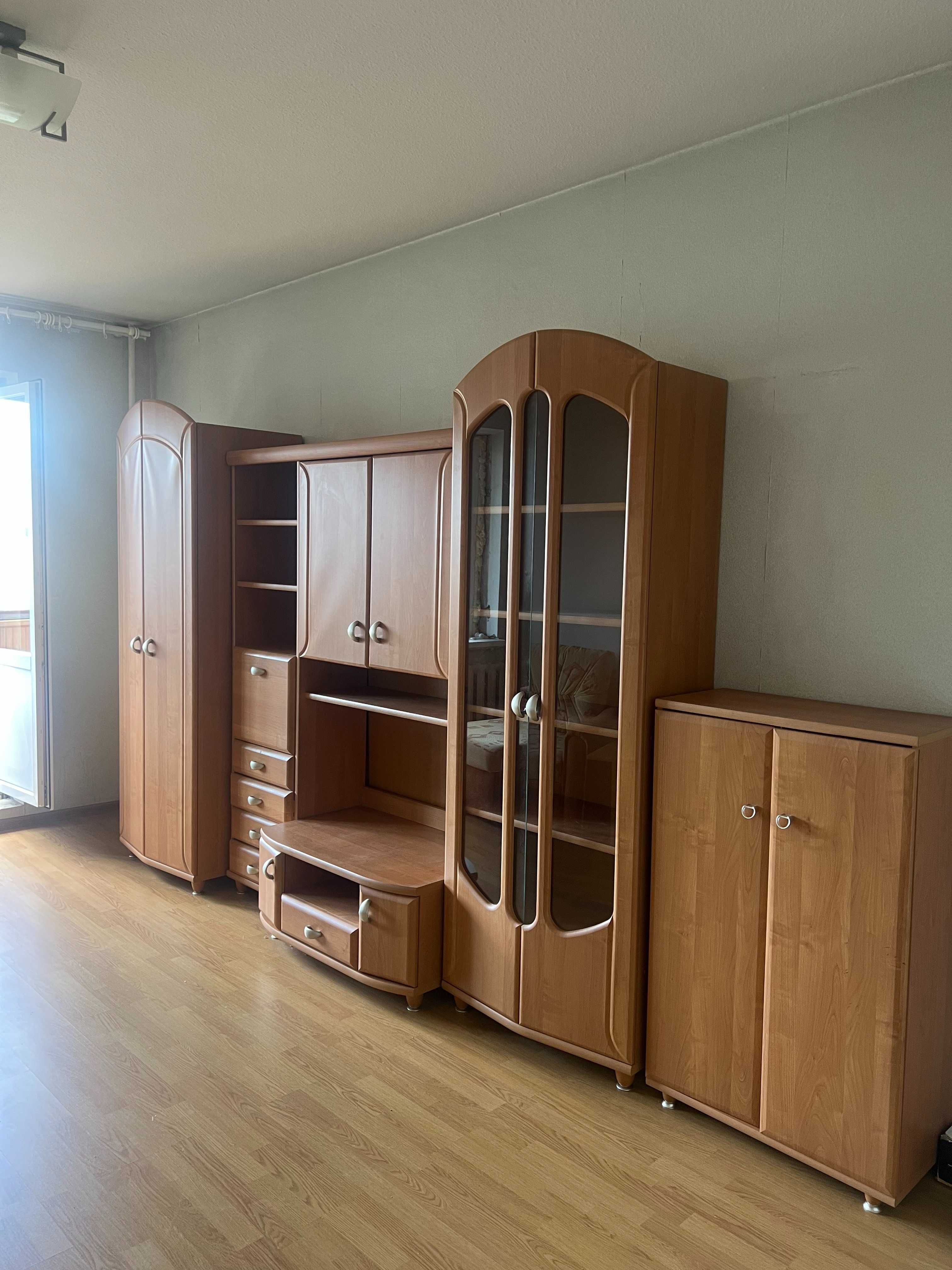Корпусні меблі бежевого кольору в ідеальному стані