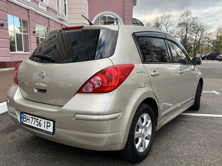 продам Nissan Tiida  2011 года 1.6 бензин