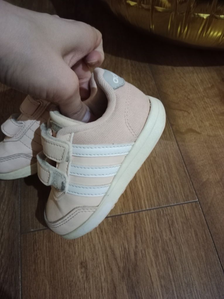 Buty adidas 21, lekko różowe