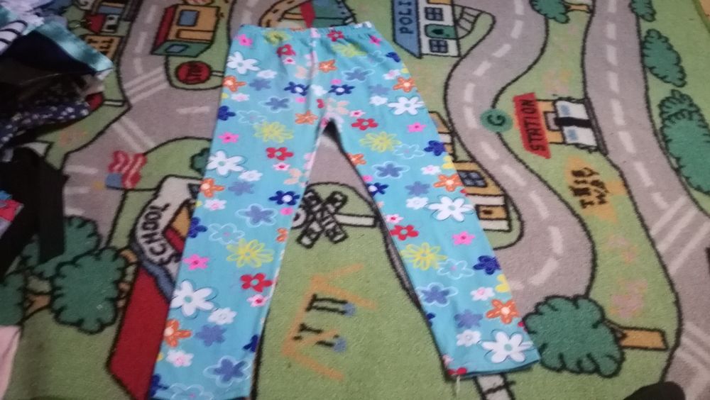 Varias roupas de menina