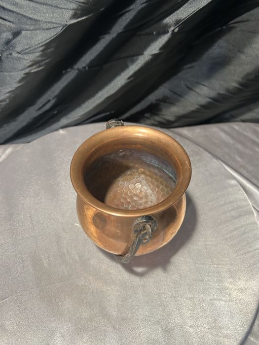 Miedziany kociołek wiedźmy – kwietnik na trzech mosiężnych nóżkach