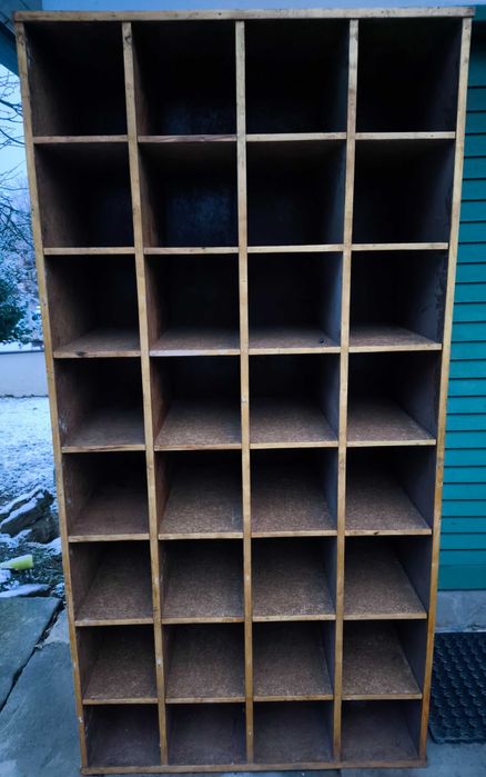 Duży, stabilny regał.