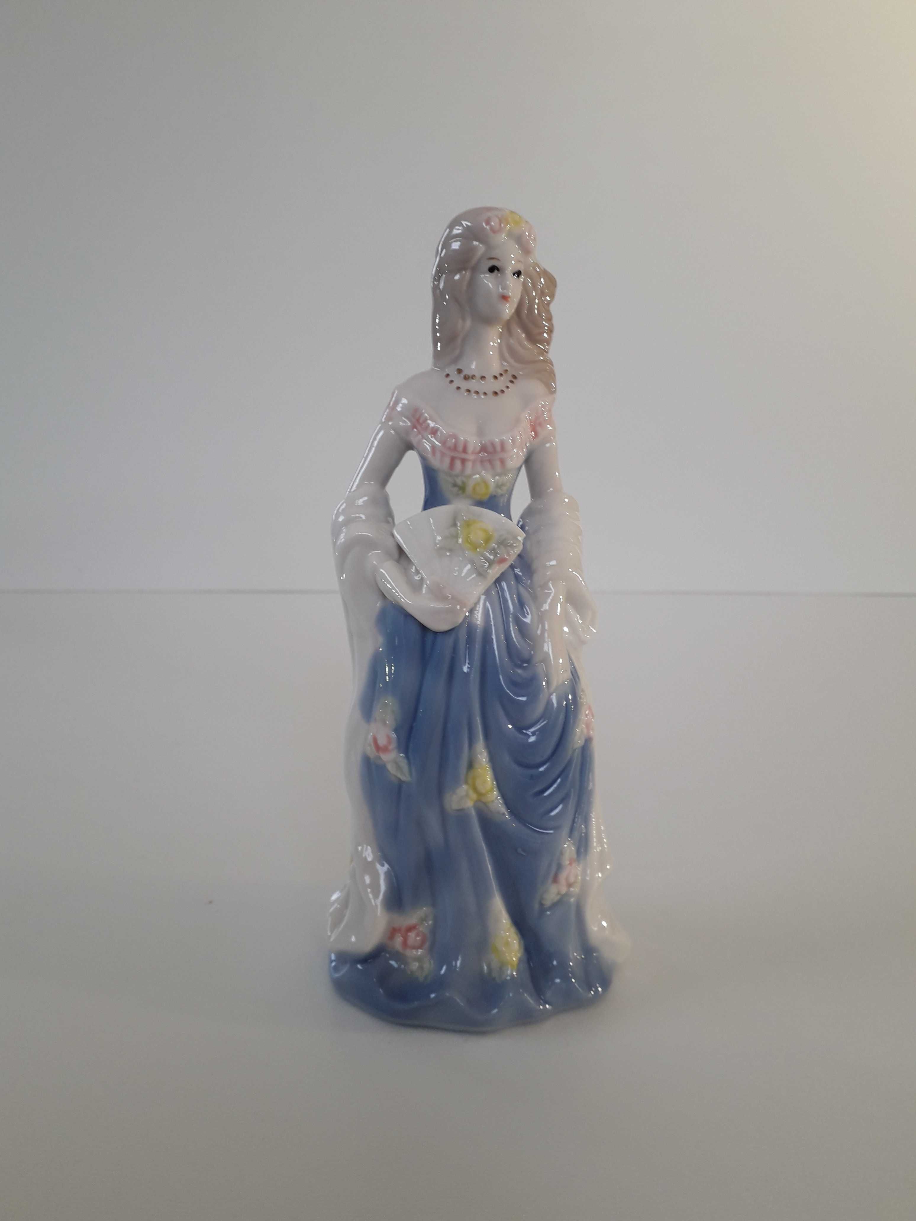 Figurka z porcelany dama ( odłamany kawałek wachlarza) L 313