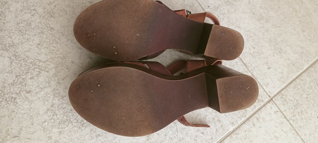Sandálias em tons de castanho