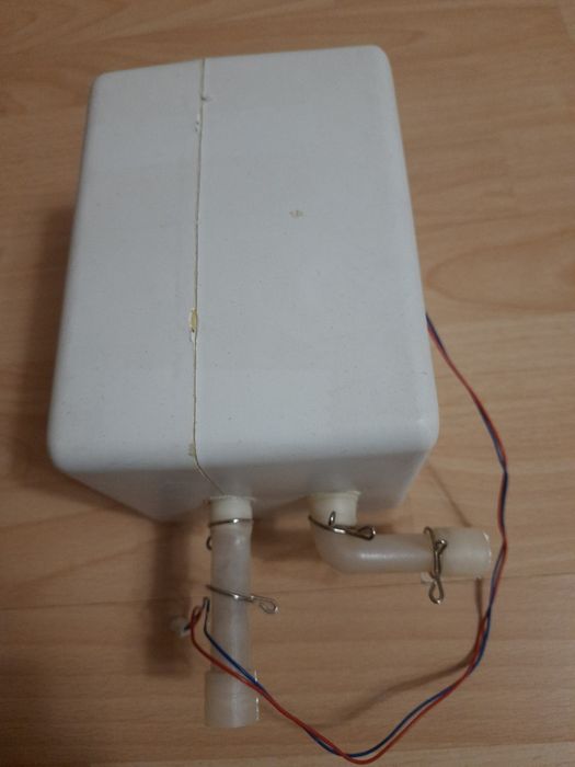 Баки гарячої та холодної води для кулера.