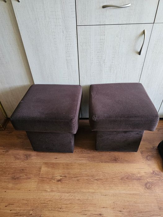 Brązowe pufy do salonu