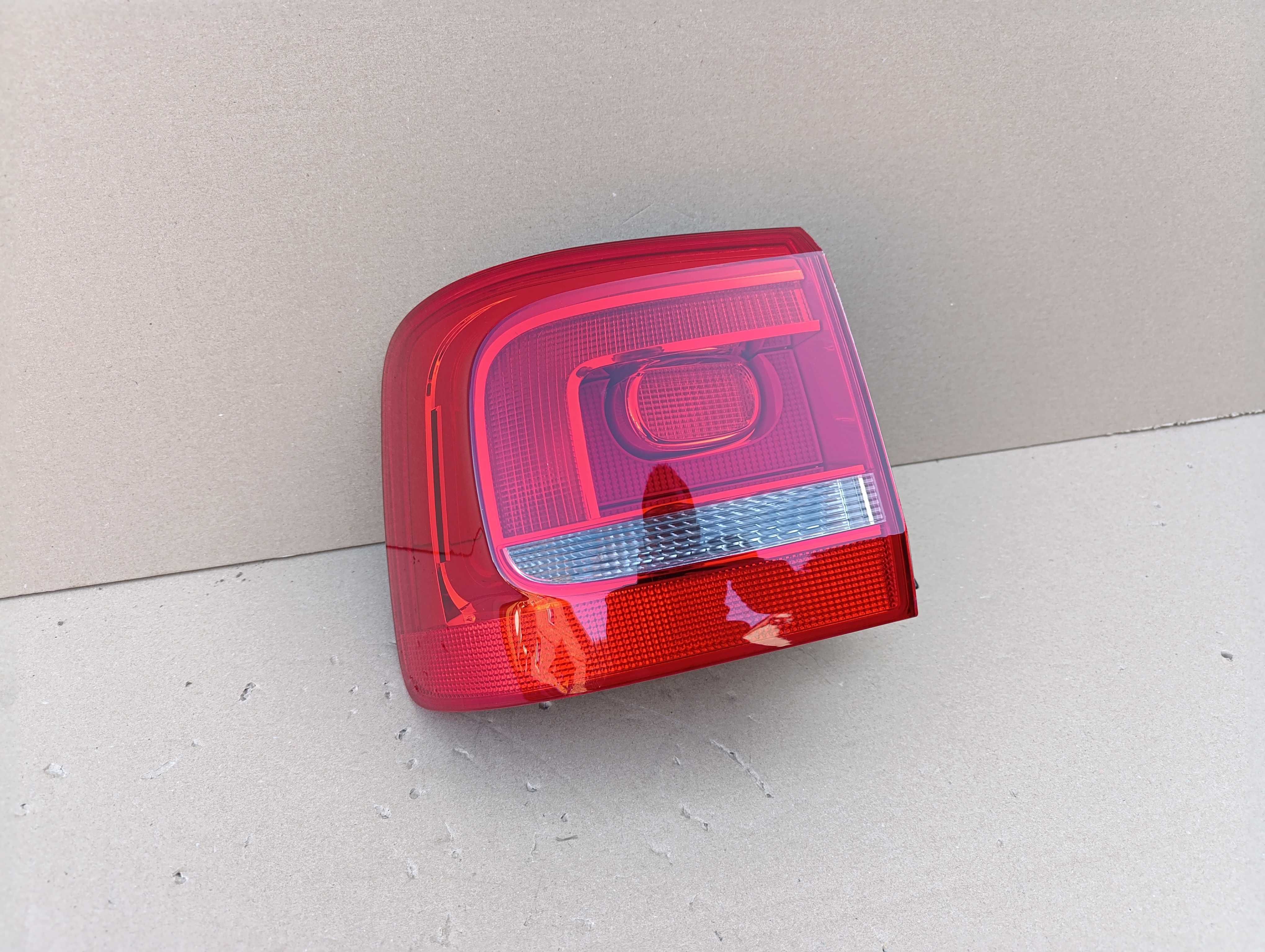 VW Touran II 10-15 lampa lewa tył tylna w błotnik idealna 1T0.945.095R