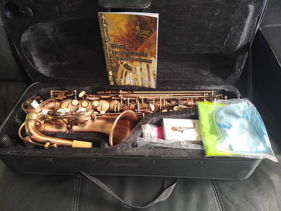 Saxofone alto em bronze vermelho. Novo em embalagem