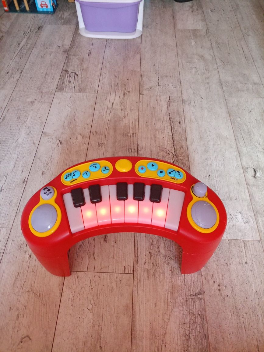 Organki pianinko grają swiecą nagrywają