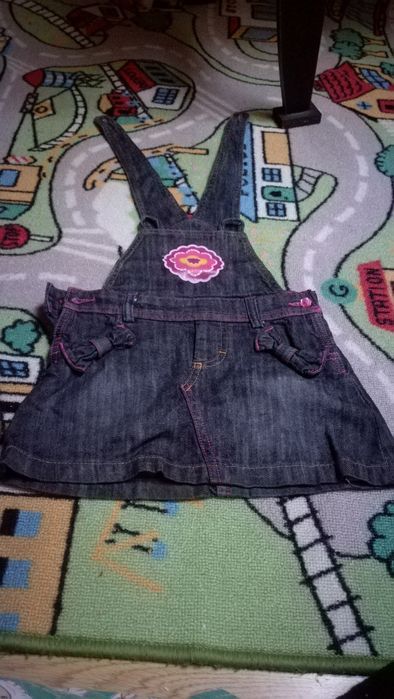 Varias roupas de menina