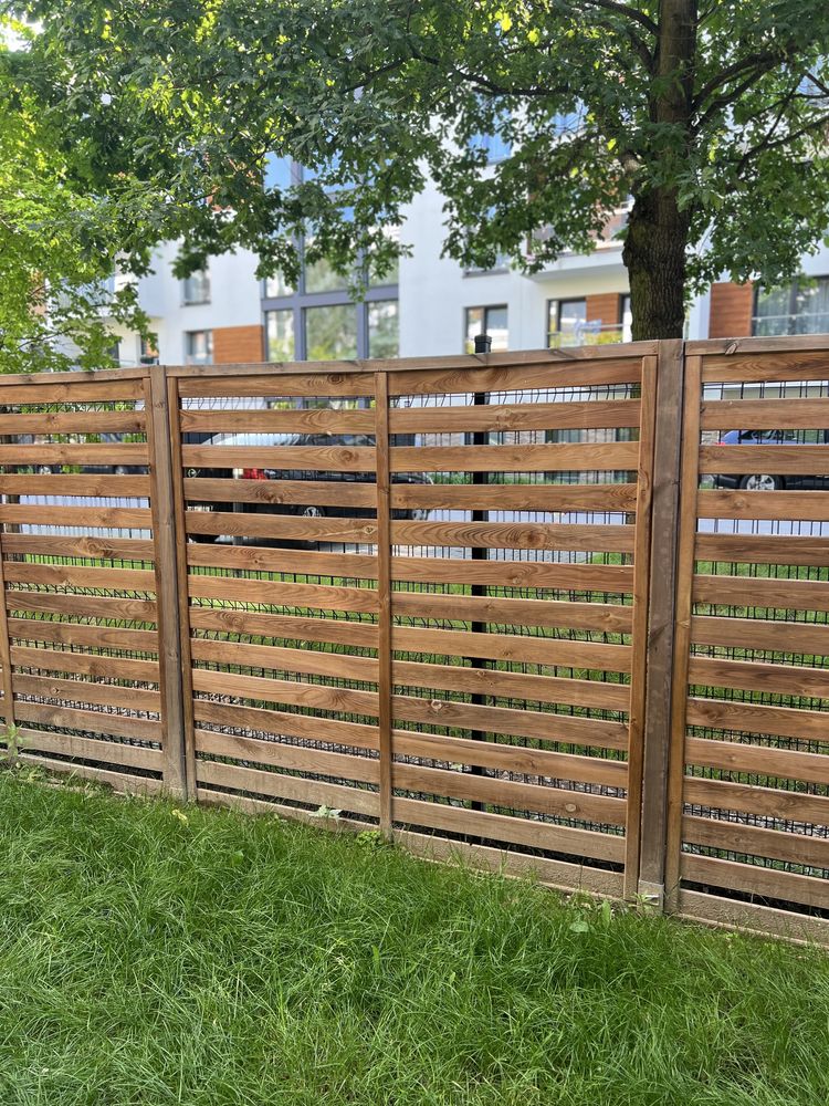Płot drewniany brązowy