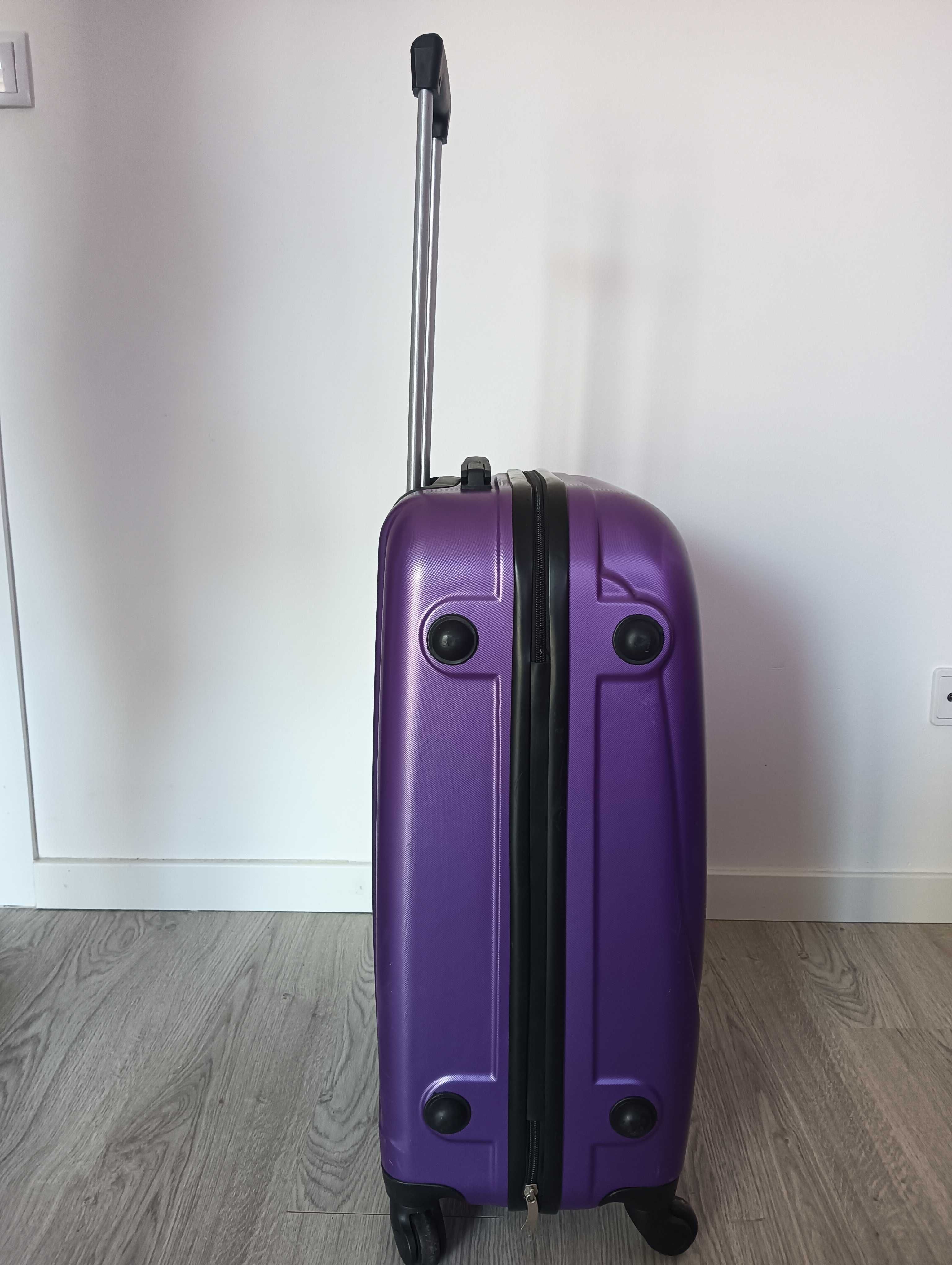 Mala de viagem cor lilás
