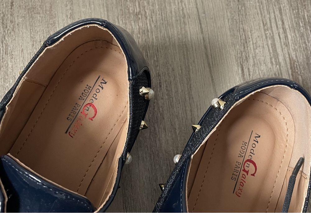 Sapatos rasos azuis envernizados com pérolas (Modern Galaxy, tam 37)