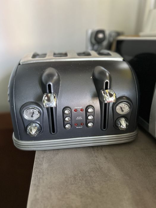 Toster De’Longhi 4-slotowy, w stylistyce retro