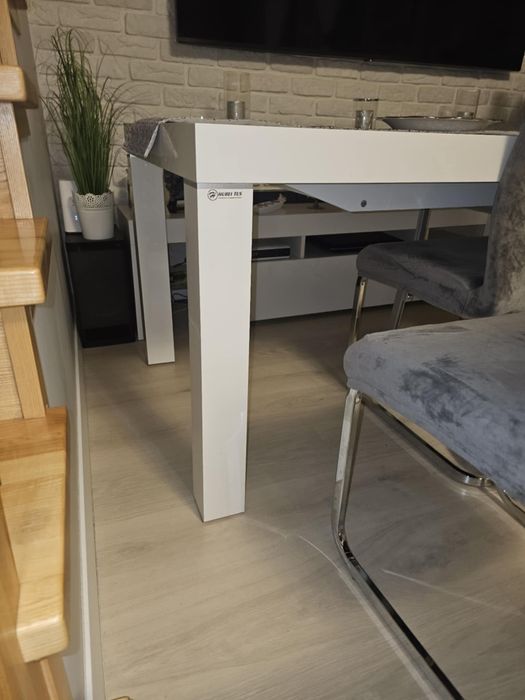 Stół stolik Hubertus biały połysk Salon i wygodne krzesła