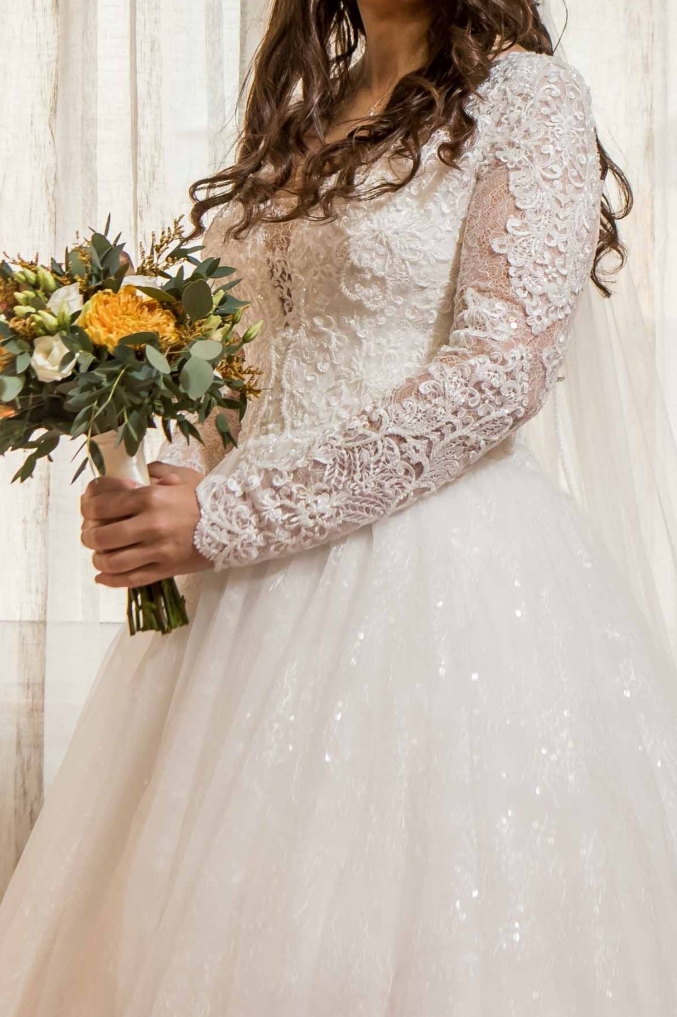 Vestido de noiva AriaBride com véu pronovias