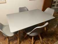 Conjunto mesa e cadeiras