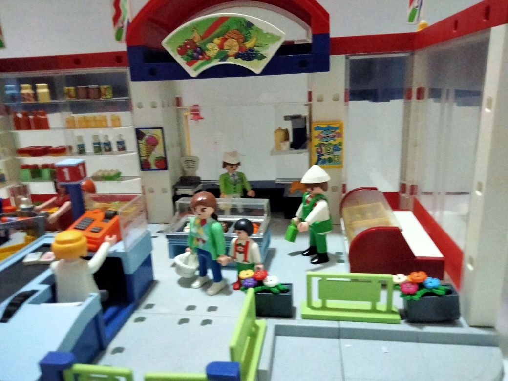 Playmobil supermarket z załogą