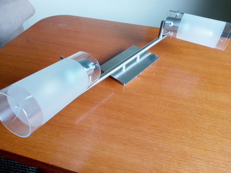 Piękna i nowoczesna lampa szczotkowana stal z żarówkami LED