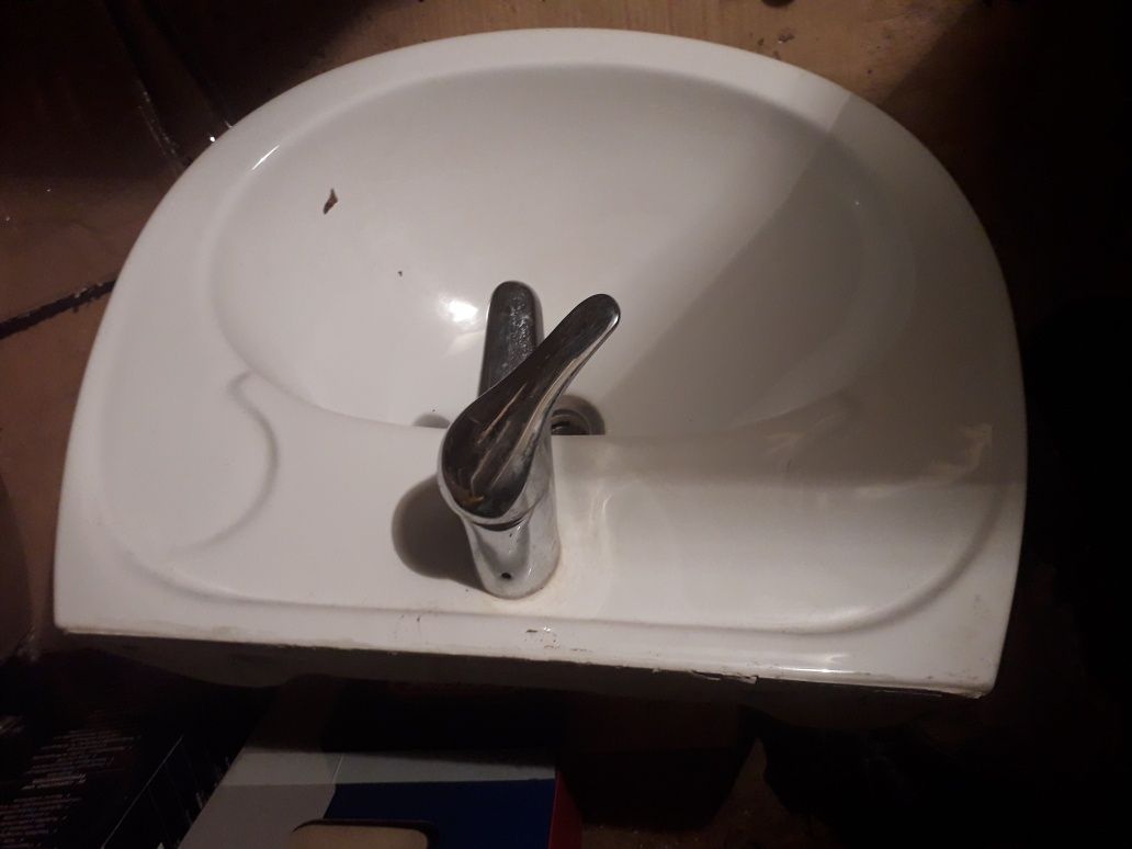 Umywalka z baterią w dobrym stanie