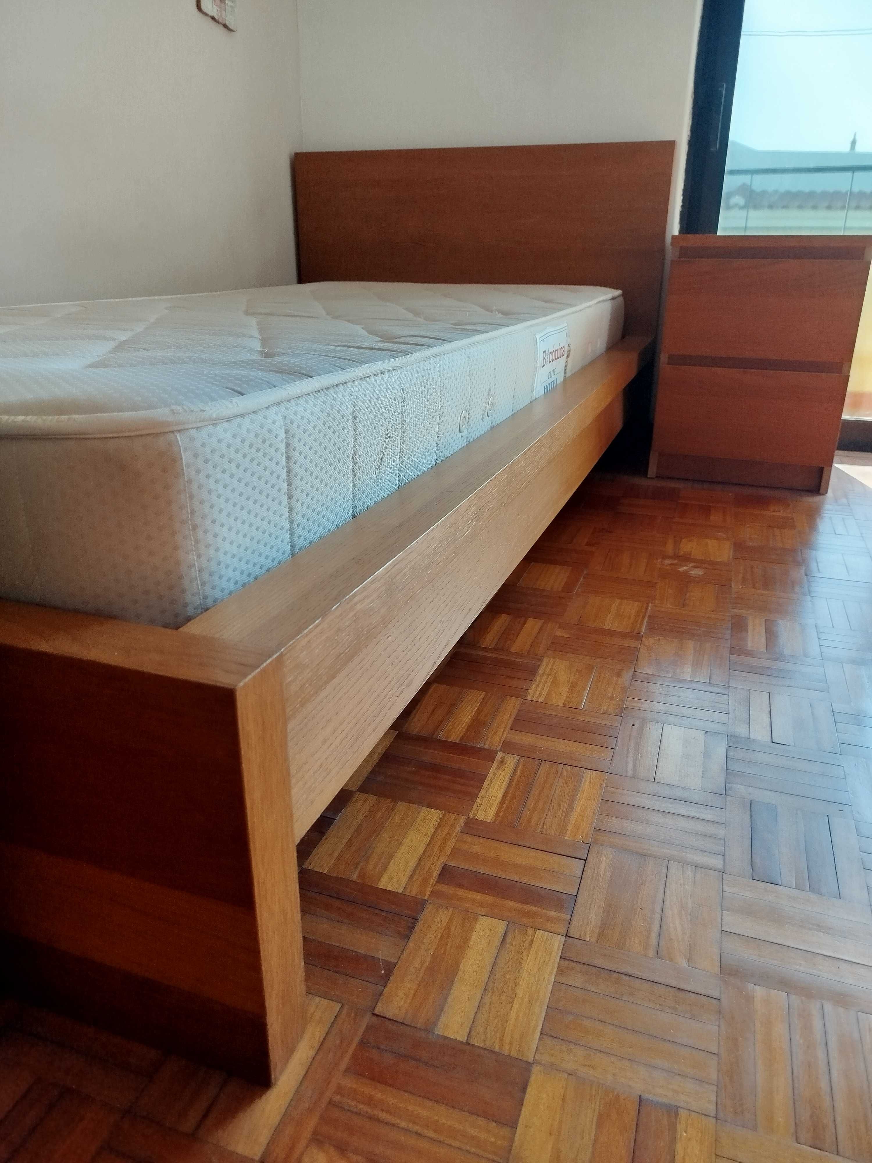 Cama solteiro e mesa de cabeceira