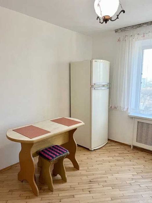 2кім 52м + кладовка Кармелюка / поруч озеро