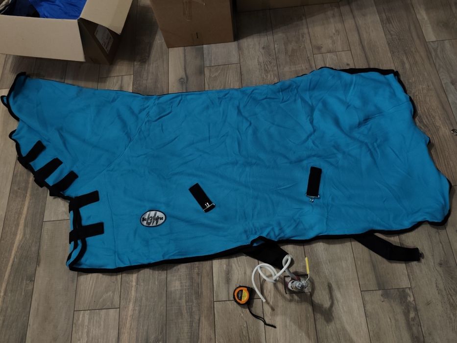 Nowa derka polarowa z kapturem