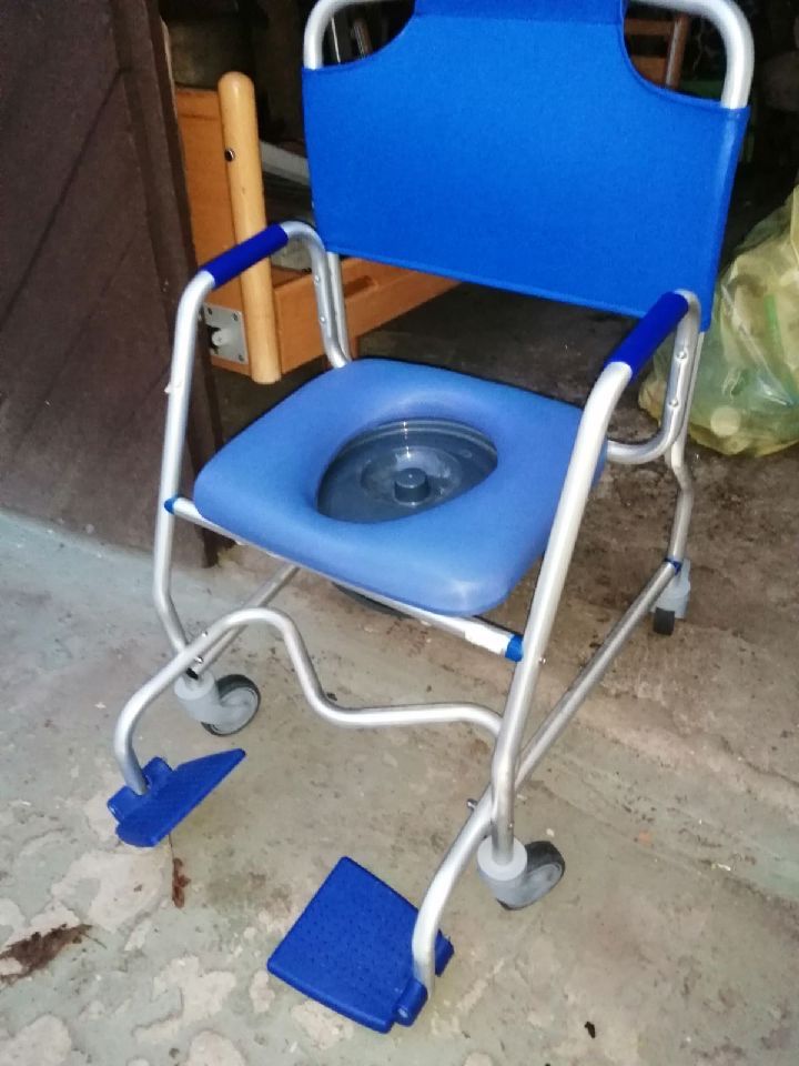 Krzesło sanitarno - higieniczne na kółkach