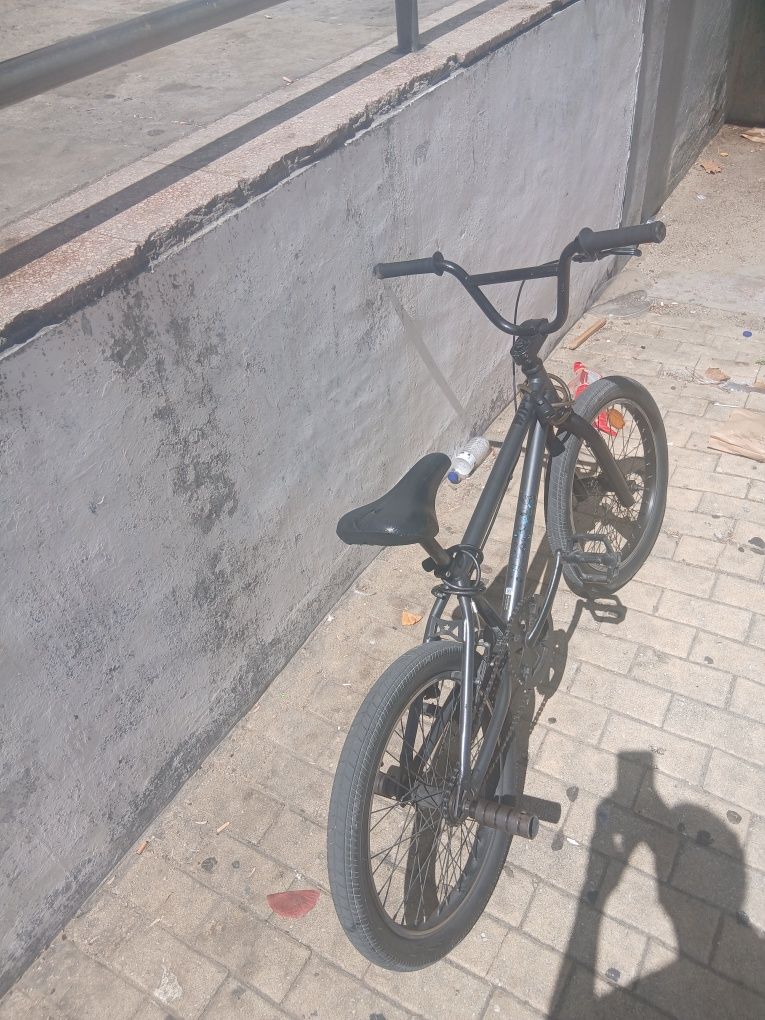 Duas bicicleta aro 26 e bmx em bom estado