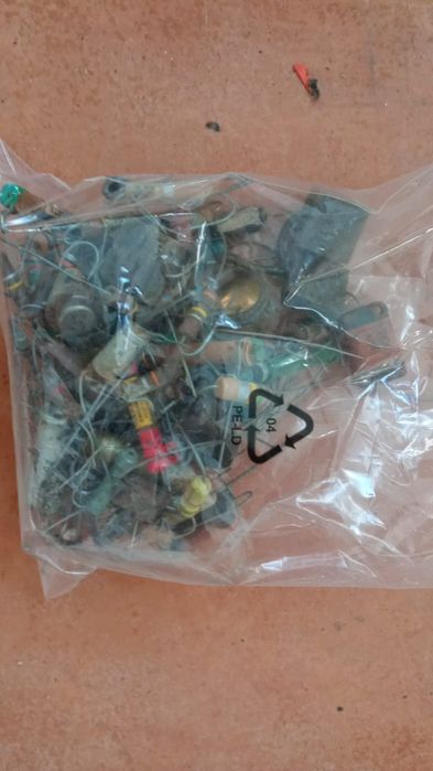 Caixa mais de uma centena válvulas antigas de rádio e TV.