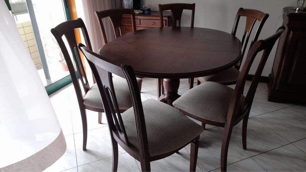 Mesa de jantar e cadeiras em Carvalho