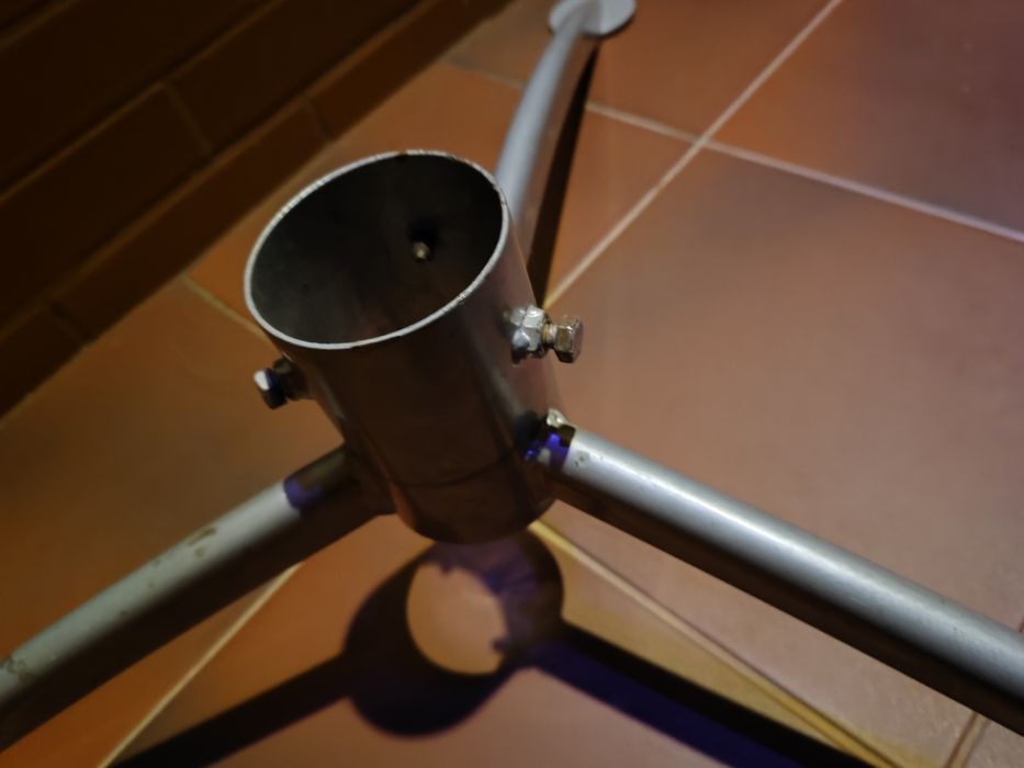 Metalowy stojak na żywą choinkę