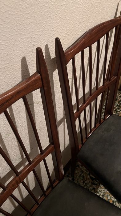 Cadeiras em madeira maciça