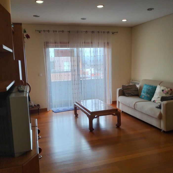 Apartamento T2 mobilado com garagem fechada