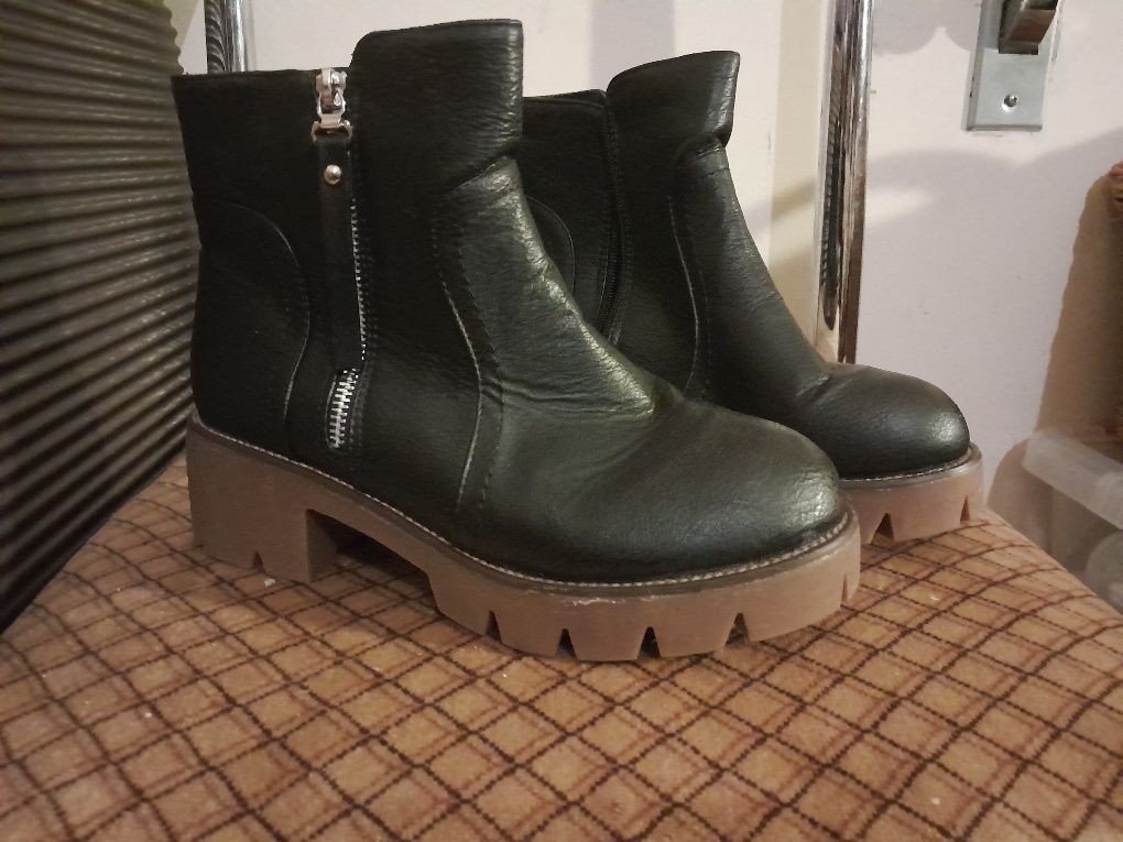 Botas pretas com fecho zíper