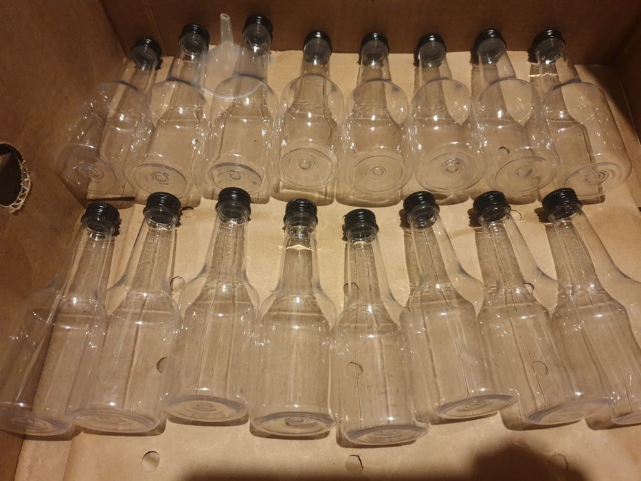 Male plastikowe butelki z zakrętkami nowe
