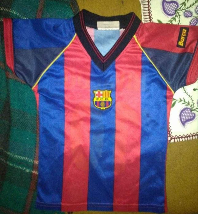 Vendo Camisola Oficial do Barcelona Pequena com nome do mítico Rivaldo