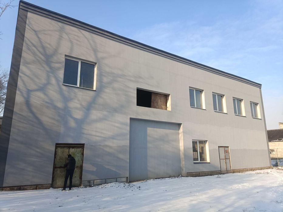 ПРОДАЖ великого 2282 кв.м ВИРОБНИЧОГО ПРИМІЩЕННЯ у Берегові, новий дах
