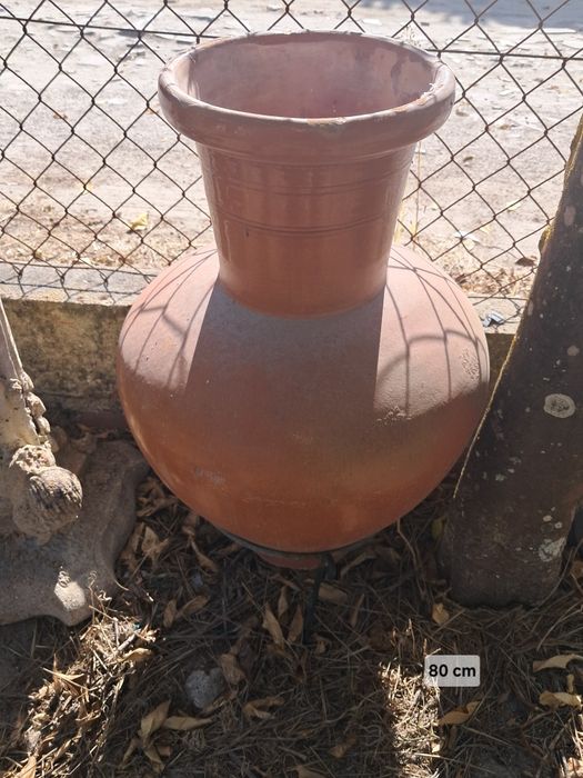 Pote em barro com tripe em ferro