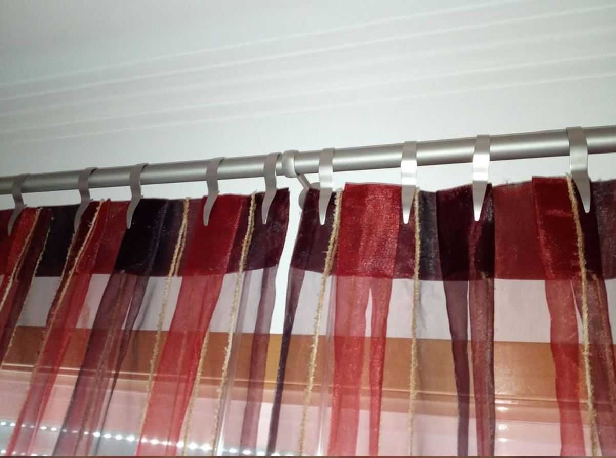 Cortinado em tons vermelhos com bandas laterais