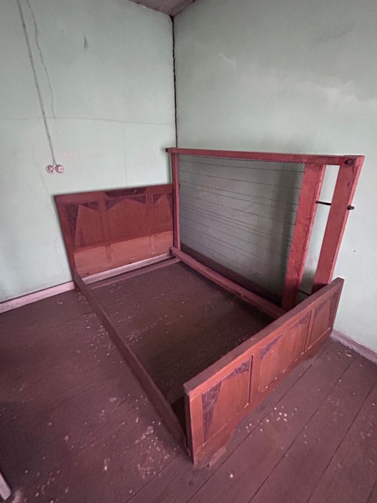 Cama antiga de solteiro em madeira